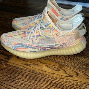 100% Authentic Men’s Yeezy Size 9 Used ONCE NO DAMAGES NO NOTHING NO BOX .
